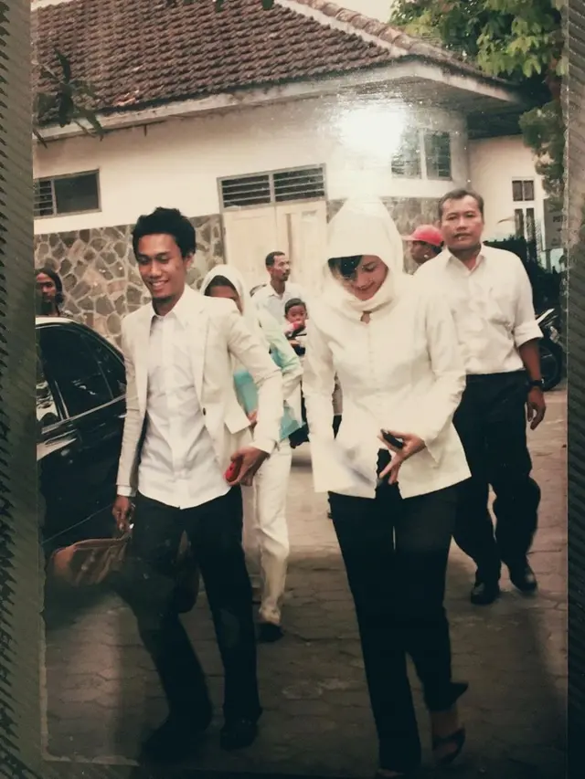 6 Potret Lawas Kebersamaan Eross Candra dan Istri, Sederhana Menikah di KUA