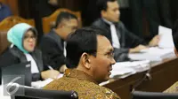 Gubernur DKI Jakarta Basuki T Purnama saat menjalani sidang di Pengadilan Tipikor, Jakarta, Senin (25/7). Ahok menjadi saksi terkait kasus suap proyek reklamasi. (Liputan6.com/Immanuel Antonius)