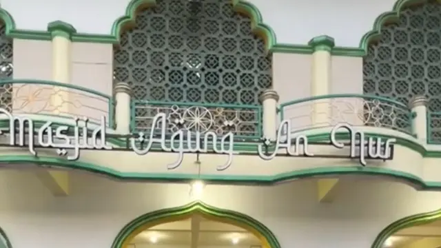 Bagian dalam Masjid Jami' Al-Hurriyah dikenal juga sebagai Masjid Batu Merah