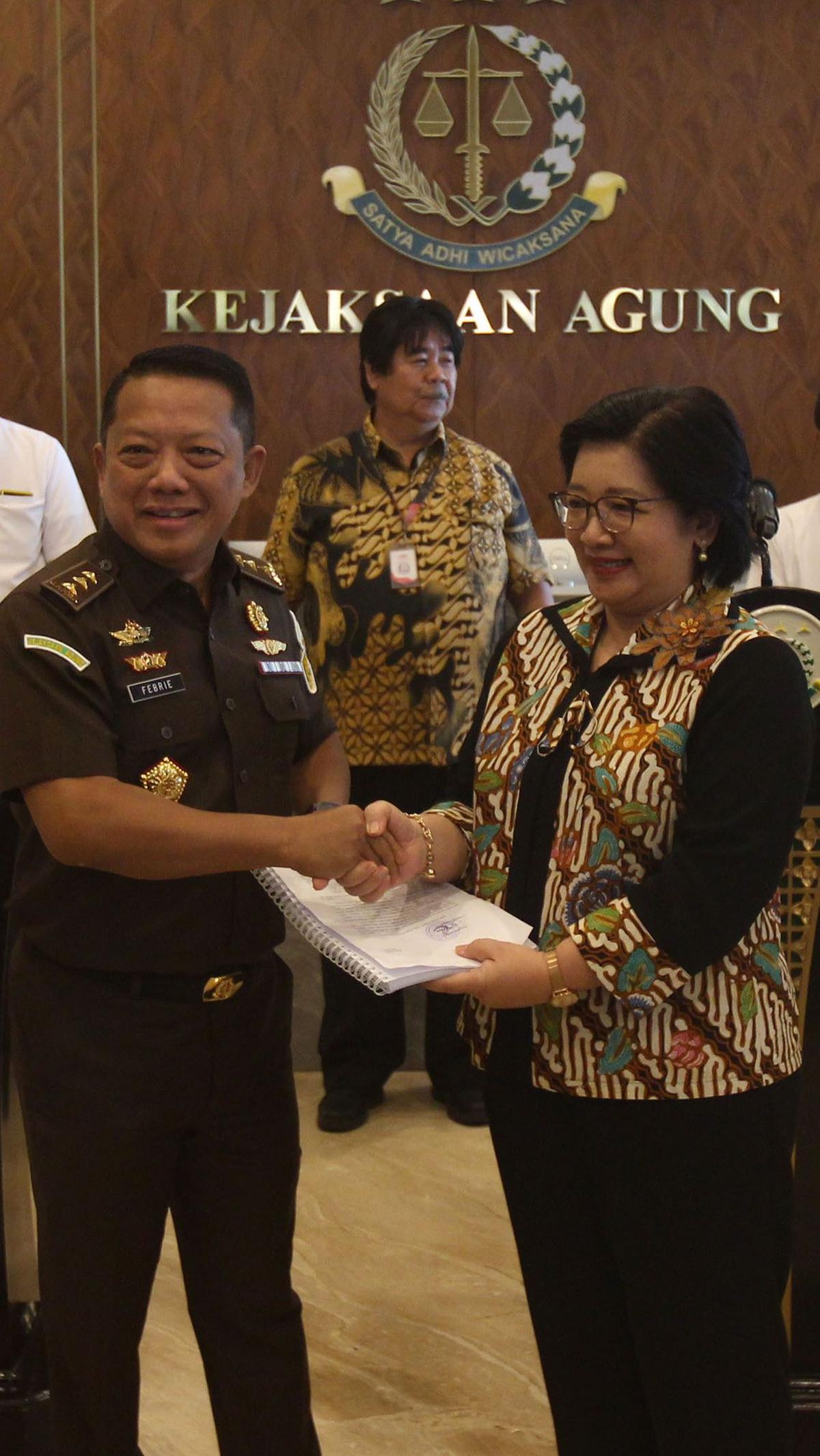 Kejagung dan BPKP mencatat&nbsp; kerugian negara dalam kasus dugaan korupsi tata niaga komoditas timah wilayah Izin Usaha Pertambangan (IUP) PT Timah Tbk tahun 2015-2022 mencapai Rp300 triliun.&nbsp;Angka ini hasil koreksi dari perkiraan kerugian sebelumn