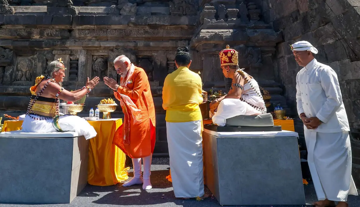 Perdana Menteri India Narendra Modi saat mengunjungi Candi Prambanan di Sleman, Yogyakarta, Rabu, 8 Juli 2026. (AFP/ Biro Informasi Pers India)