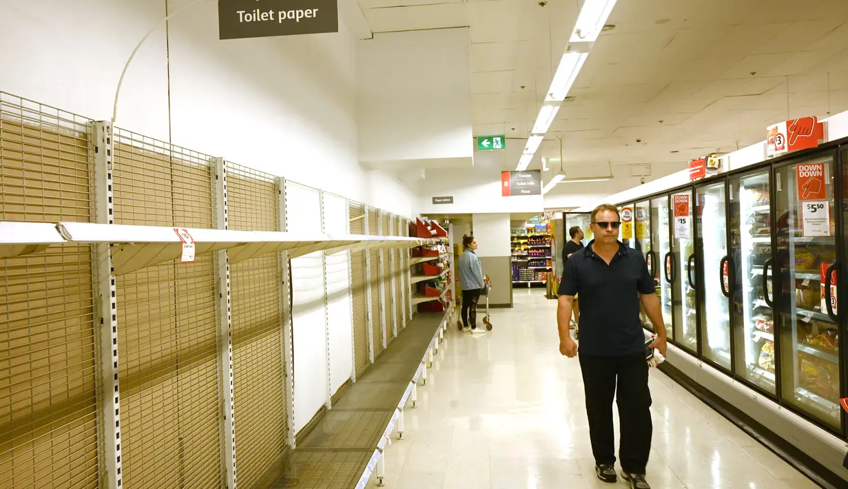 Rak-rak kosong tempat tisu toilet di sebuah supermarket di Sydney, Rabu (4/3/2020). Supermarket terbesar Australia mengumumkan batas pembelian tisu toilet dan pembersih tangan (handsanitizer) setelah terjadinya panic buying akibat ketakutan penyebaran virus corona COVID-19. (PETER PARKS/AFP)