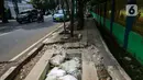 Kondisi lalu lintas di sekitar trotoar yang rusak di kawasan Blok S, Jakarta, Kamis (4/3/2021). Revitalisasi trotoar di kawasan Kebayoran Baru bakal dimulai pada Mei dan ditargetkan selesai Desember tahun ini. (Liputan6.com/Faizal Fanani)