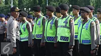 Petugas kepolisian mengikuti apel gabungan di Monas, Jakarta, Kamis (31/12). Sebanyak 1300 personel gabungan yang terdiri dari polisi, TNI, Pol PP, dan Pramuka dikerahkan untuk mengamankan perayaan malam tahun baru. (Liputan6.com/Immanuel Antonius)
