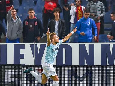 Selebrasi pemain Lazio, Ciro Immobile setelah mencetak gol kemenangan ke gawang Genoa pada lanjutan Serie A Italia di Luigi Ferraris Stadium, Genoa, (17/9/2017).  Lazio menang 3-2. (Simone Arveda/ANSA via AP)