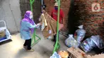 Pekerja menimbang sampah rumah tangga di bank sampah Gepe Two, Perumahan Griya Pamulang II, Tangerang Selatan, Banten, Rabu (23/12/2020). Bank sampah ini dikelola secara swadaya oleh masyarakat. (merdeka.com/Arie Basuki)