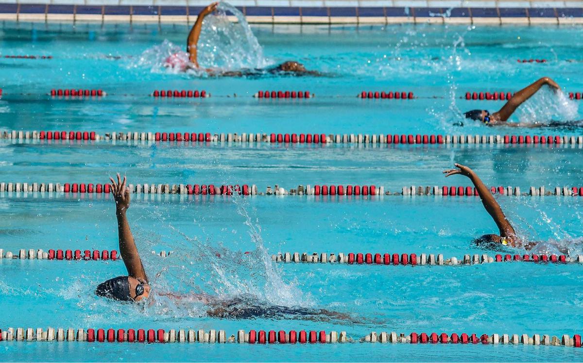 Semangat Murid SD Bertanding Renang dalam Olimpiade Olahraga Siswa Nasional