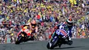 8. Pebalap Movistar Yamaha, Jorge Lorenzo, akhirnya menjadi juara dunia 2015. Pada klasemen akhir pebalap Spanyol itu sukses menyalip Valentino Rossi yang terkena penalti. (AFP/Jose Jordan)