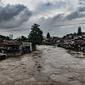 Kali Ciliwung meluap dan merendam permukiman bantaran di kawasan Manggarai, Jakarta, Senin (8/2/2021). Hingga sore tadi, BPBD DKI Jakarta mencatat sebanyak 42 RW dan 150 RT terdampak banjir. (merdeka.com/Iqbal S. Nugroho)