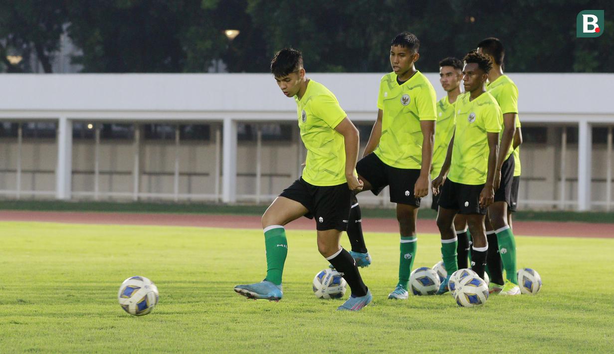 Pemain keturunan Max Christoffel mengikuti sesi latihan Timnas Indonesia U-19 jelang Piala AFF U-19 2022 di Stadion Madya, Jakarta, Selasa (21/6/2022). Max adalah bek sayap kiri yang bermain di Willem II U-18. (Bola.com/M Iqbal Ichsan)