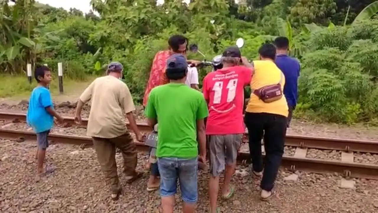 Warga Neka Lewat Rel Kereta Api Demi Bisa Masuk Kota Cirebon