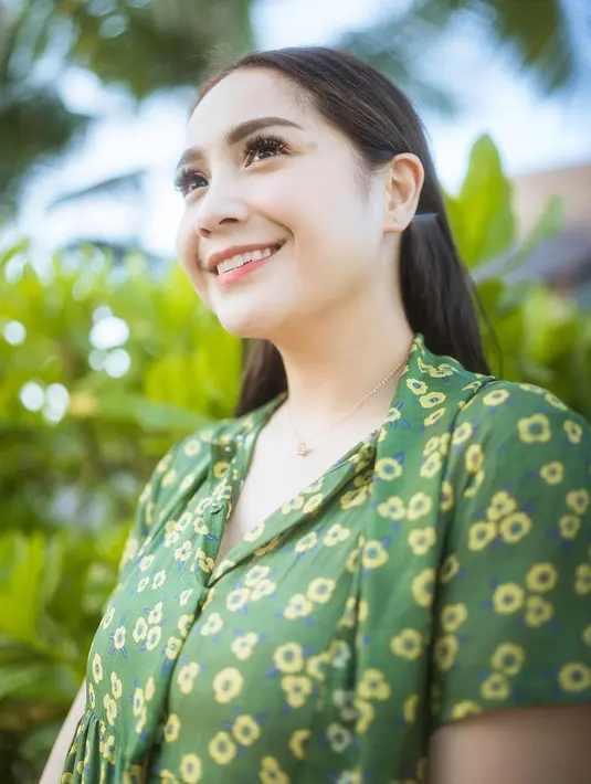 Beberapa potret terbaru Nagita Slavina juga tak kalah memesona. Masih dalam balutan long dress hijaunya, Nagita memamerkan detail wajahnya yang cantik alami. Foto: Instagram.