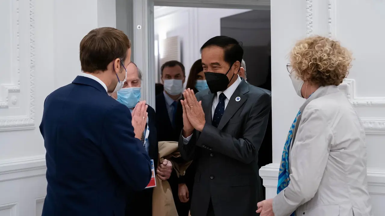 Presiden Jokowi bertemu Presiden Prancis Emmanuel Macron di G20 Roma.