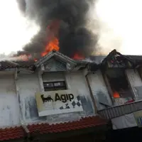 Kebakaran di Pasar Baru bekasi menyebabkan 3 orang terluka.