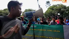Sejumlah massa dari HMI melakukan demo di depan kantor KPU, Jakarta, Selasa (22/4/14). (Liputan6.com/Faizal Fanani)