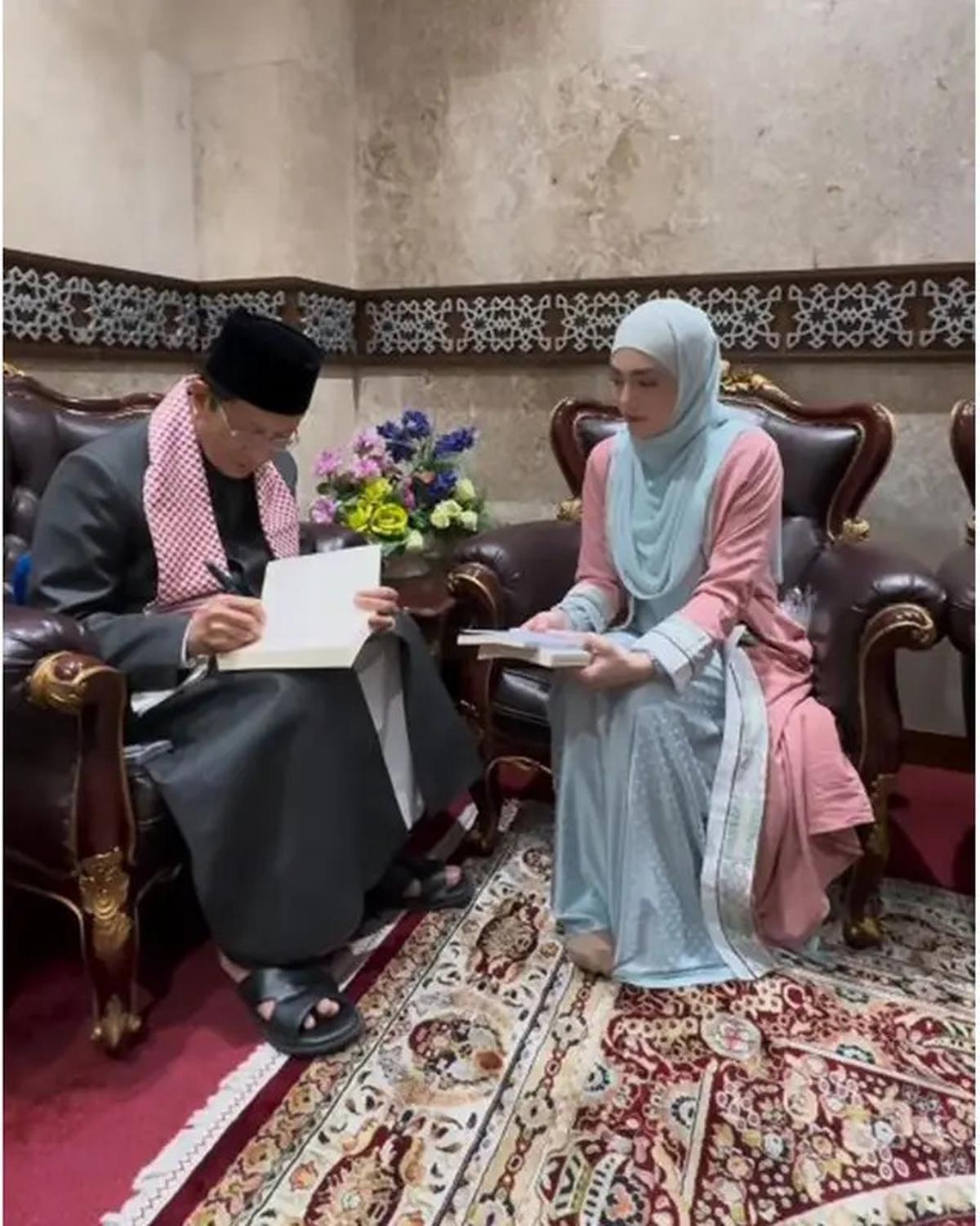 Jalani Puasa Usai Mualaf, Ini 6 Potret Celine Evangelista Antusias Belajar Islam
