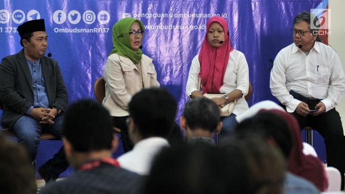 Ketua Panwaslu Kota Tangerang Agus Salim (kiri) bersama petugas KPPS Tanjung Priok Tursina Maya (dua kiri), istri almarhum Ketua KPPS Bekasi Masnun (dua kanan), dan anggota Ombudsman RI Alvin Lie Ling Piao (kanan) saat Ngopi Bareng Ombudsman di Jakarta, Selasa (30/4/2019). (merdeka.com/IqbalNugroho)