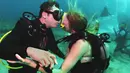 Sersan Thomas Mould dan Sandra Hyde berciuman usai melangsungkan pernikahan di Florida Keys National Marine Sanctuary (21/12). Setelah pacaran empat tahun pasangan ini memutuskan menikah di bawah laut. (Frazier Nivens/Florida Keys News Bureau via AP)