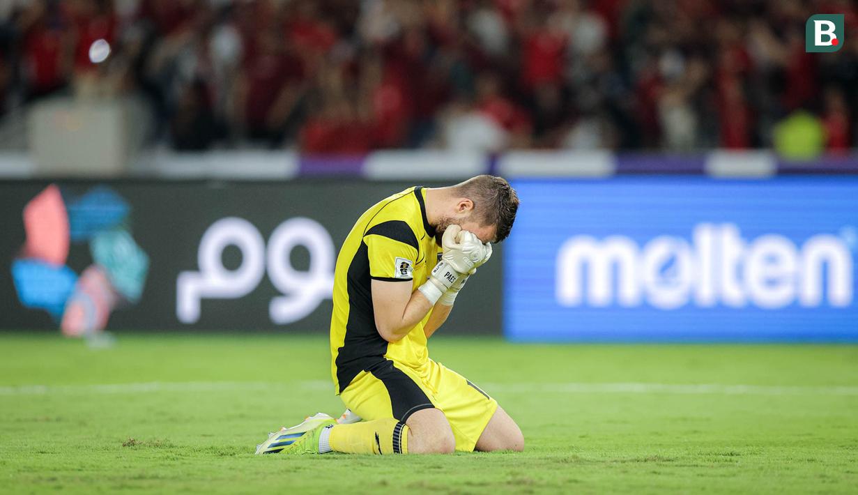 Kiper Timnas Indonesia, Maarten Paes, merayakan kemenangan atas Bahrain pada laga kedelapan putaran ketiga Grup C kualifikasi Piala Dunia 2026 di Stadion Utama Gelora Bung Karno, Jakarta, Selasa (25/3/2025) malam WIB. (Bola.com/Bagaskara Lazuardi)