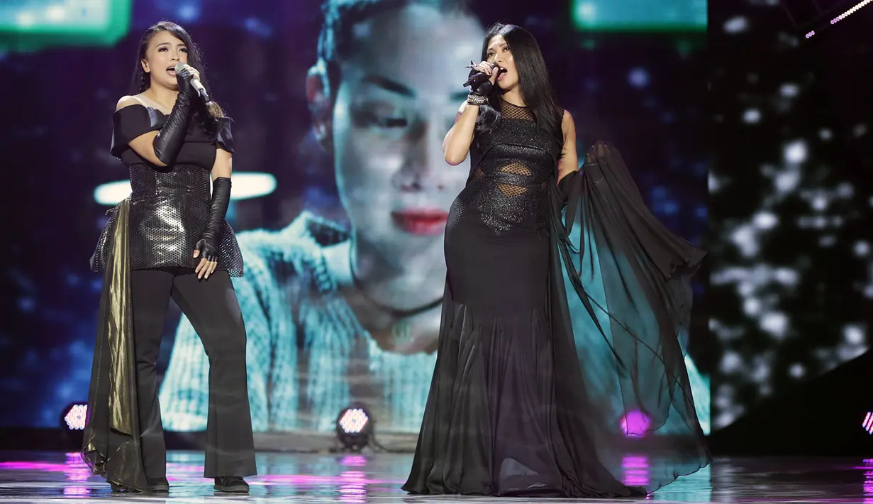 The Biggest Concert Long Live Kotak X Anggun berlangsung meriah pada Rabu (23/11). Konser itu juga sebagai penanda grup band Kotak merayakan usia 12 tahun mewarnai musik tanah air. (Bambang E. Ros/Bintang.com)