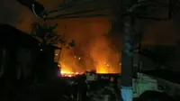 Kebakaran terjadi di dekat Stasiun Kota. (Liputan6.com/Muslim AR)
