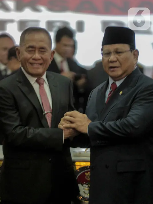 Pejabat lama Menteri Pertahanan, Ryamizard Ryacudu (kiri) bersama Pejabat baru Menteri Pertahanan Prabowo Subianto usai seremoni serah terima di Kementerian Pertahanan, Jakarta, Kamis (24/10/2019). Ryamizard Ryacudu resmi menyerahkan jabatan kepada Prabowo Subianto. (Liputan6.com/Faizal Fanani)