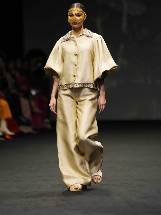 Bersama Make Over,  Hian Tjen Sukses Pamerkan Koleksi Busananya di Arab Fashion Week