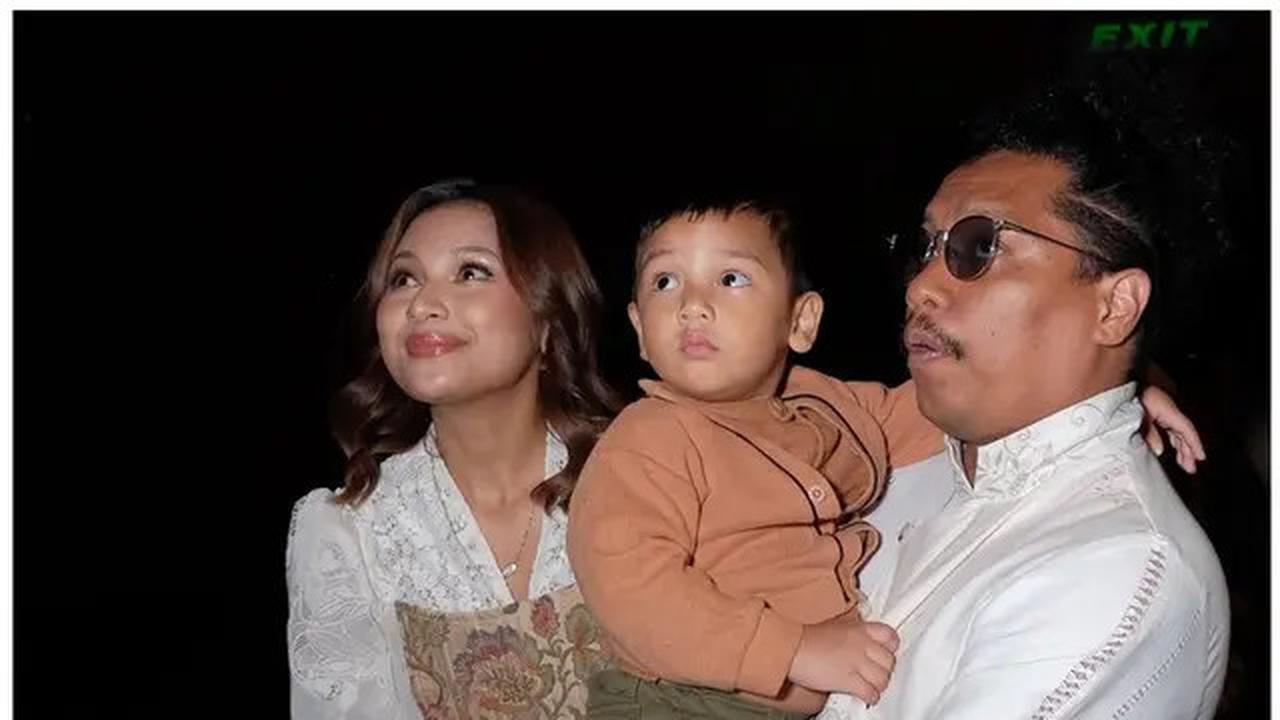 6 Potret Kebaya Brokat Indah Permatasari di Premiere 'Gak Nyangka', Detailnya Unik