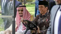 Presiden Jokowi mengajak Raja Salman bin Abdulaziz Al Saud keliling halaman Istana Merdeka dengan menaiki mobil golf, Jakarta, Kamis (2/3). (AFP Photo/ Pool/DITA ALANGKARA)