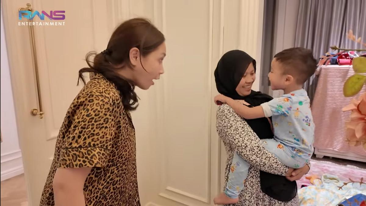 Potret Pertemuan Perdana Rayyanza Bersama Sus Rini yang Baru Pulang Umrah, Langsung Peluk & Minta Tidur Bareng