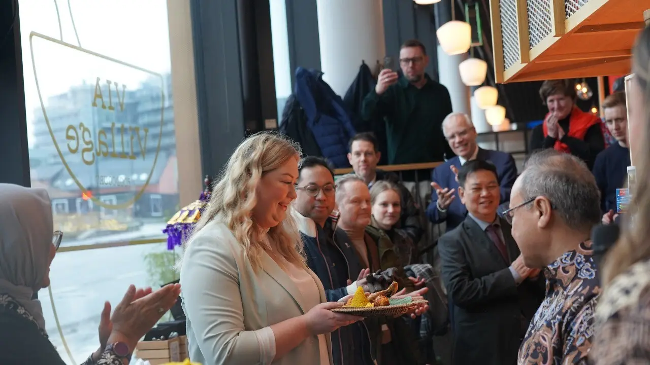 Duta Besar RI untuk Norwegia Teuku Faizasyah meresmikan restoran Indonesia di Oslo, Norwegia. (Dok. KBRI Norwegia/Kemlu RI)