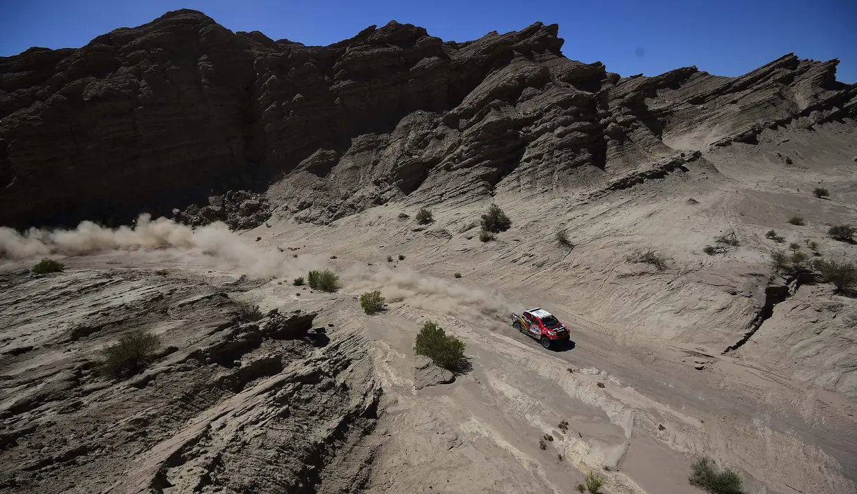 Pereli Afrika Selatan, Giniel De Villiers, beraksi di Etape 11 Reli Dakar 2016 antara La Rioja dan San Juan, Argentina, (14/1/2016). (AFP/Franck Fife)