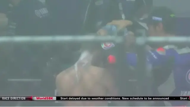 keseruan pembalap WSBK mandi hujan