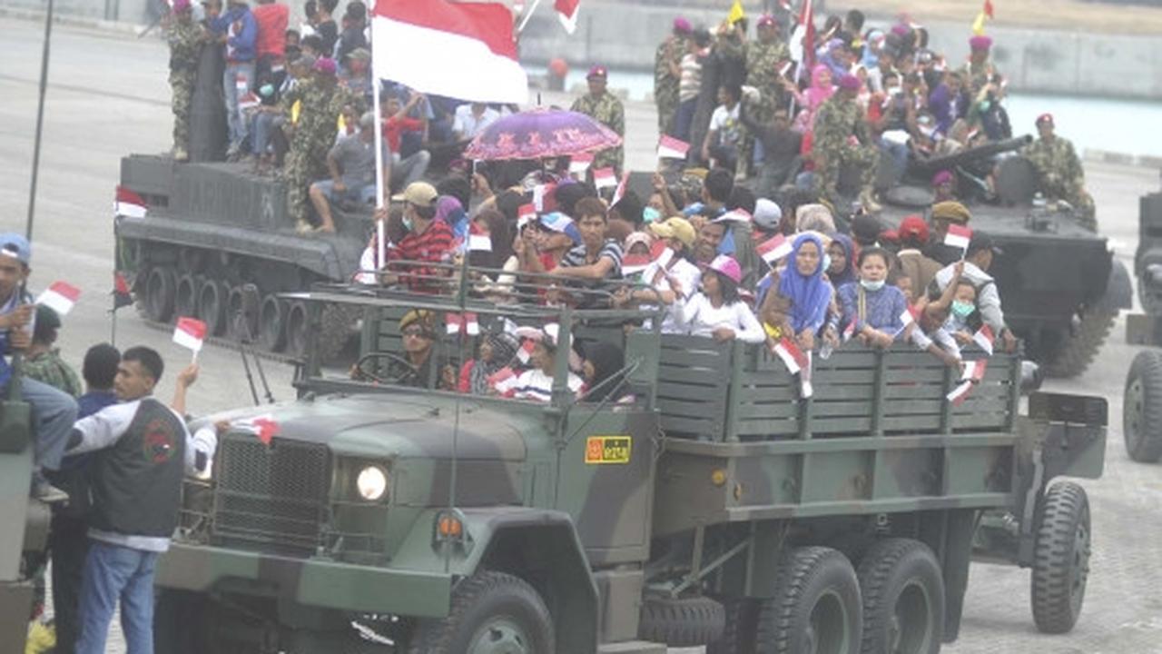 Antusiasme warga naik kendaraan kelas berat TNI