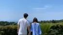 Shim Hyung Tak dan Hirai Saya bergandengan tangan dengan gambaran langit yang begitu biru dan cerah. "I will live happily ever after," tulis sang aktir sebagai keterangan fotonya. (Foto: Instagram/ tak9988)