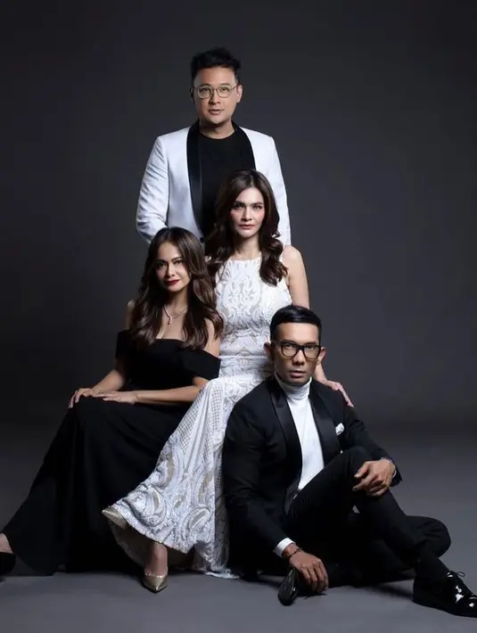 Dalam pemotretan bersama, Tari dan Echa tampil monokromatik dengan outfit hitam dan putih. Seperti yin dan yang yang saling menyeimbangkan. [Foto: Instagram @cuttaryofficial]