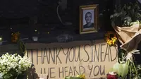 Ucapan belasungkawa penggemar atas kematian Sinead O'Connor. (Brian Lawless/PA via AP)