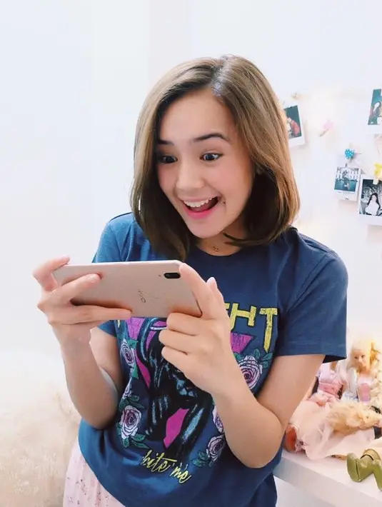 Kalau yang satu ini, Beby tampil kasual dan pas banget dengan rambut pendeknya yang berwarna pirang. Beby terlihat begitu cantik natural, apalagi ia tidak menggunakan makeup yang berlebihan. (Instagram/bebytsabina)