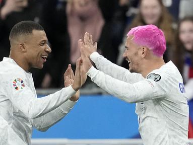 Pemain Timnas Prancis, Kylian Mbappe (kiri) ikut merayakan gol yang dicetak oleh Antoine Griezmann pada laga Grup B Kualifikasi Euro 2024 melawan Timnas Belanda yang berlangsung di Stade de France, Sabtu (25/03/2023) WIB. Les Bleus menang dengan skor 4-0. (AP Photo/Christophe Ena)