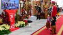 Presiden Joko Widodo ditemani cucunya, Sedah Mirah dan Panembahan Al Nahyan Nasution memandangi layar monitor yang memperlihatkan kirab budaya di Monumen Nasional menjelang Upacara Peringatan Detik-Detik Proklamasi Kemerdekaan ke-77 Republik Indonesia di Istana Merdeka, Jakarta, Rabu (17/8/2022). (Foto: Muchlis Jr - Biro Pers Sekretariat Presiden)