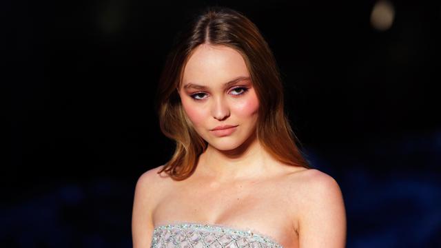 Seksinya Putri Johnny Depp Pakai Mini Dress di Chanel Cruise Show