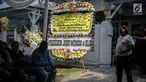 Karangan bunga dari Presiden Joko Widodo atas meninggalnya istri Indro Warkop, Nita Octobijanthy terpajang di rumah duka kawasan Pulo Mas, Jakarta, Rabu (10/10). Istri Indro Warkop meninggal akibat kanker paru-paru stadium 4. (Liputan6.com/Faizal Fanani)