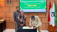Universitas Amal Ilmiah Yapis Wamena menandatangani nota kesepakatan atau Memorandum of Understanding (MoU) dengan Komisi Nasional Disabilitas (KND) terkait kerja sama Pembentukan Unit Layanan Disabilitas (ULD) Bidang Pendidikan. (Foto: Istimewa).