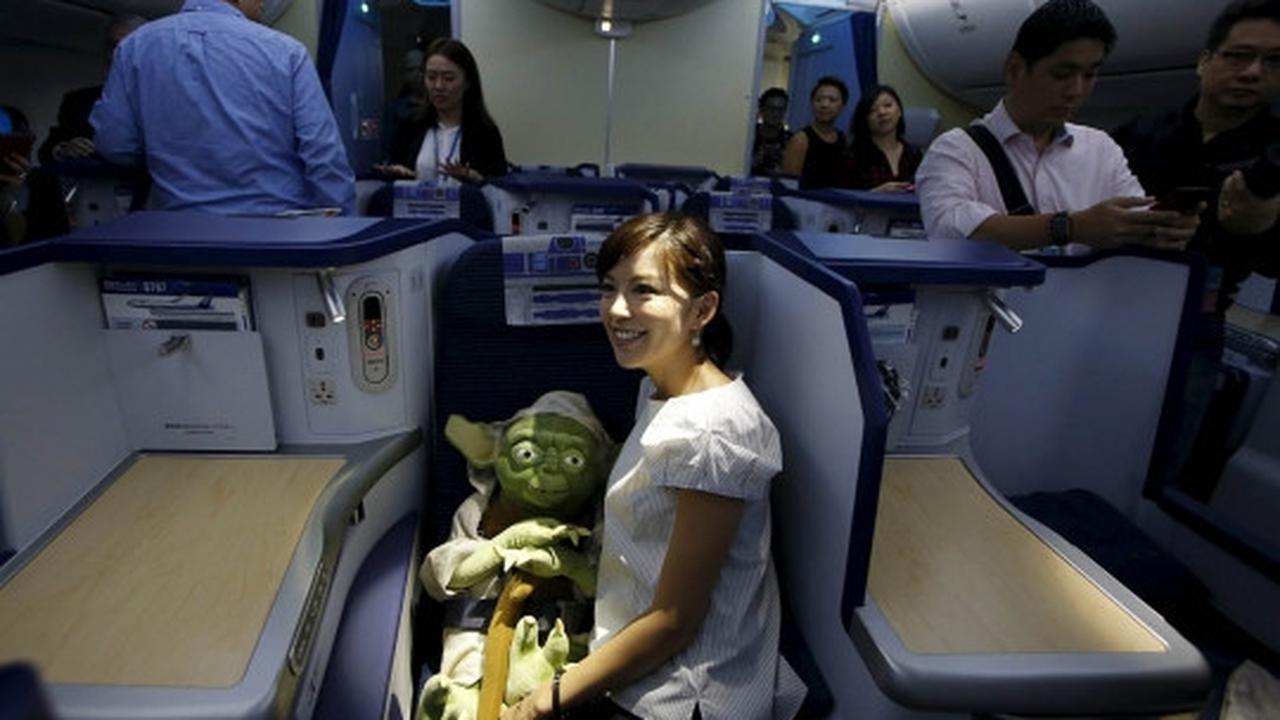 Mampir di Changi, pesawat Star Wars hebohkan warga Singapura