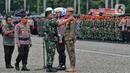 Panglima TNI Laksamana TNI Yudo Margono (tengah) dan Kapolri Jenderal Listyo Sigit Prabowo (kedua kiri) saat mengecek pasukan dalam apel Operasi Lilin 2022 di Monas, Jakarta, Kamis (22/12/2022). Kabag Penum Divisi Humas Polri Kombes Nurul Azizah mengatakan apel pengamanan Natal dan Tahun Baru itu diikuti oleh 2.195 personel gabungan dari TNI dan Polri. (Liputan6.com/Angga Yuniar)