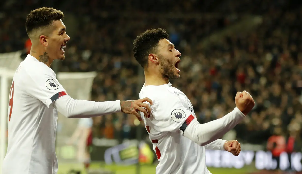Gelandang Liverpool, Alex Oxlade-Chamberlain berselebrasi dengan rekanya Roberto Firmino usai mencetak gol ke gawang West Ham pada pertandingan Liga Inggris di Stadion London, Rabu (29/1/2020). Liverpool menang 2-0 atas West Ham. (AP Photo/Frank Augstein)