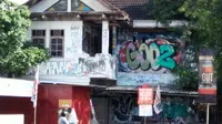 Sebuah rumah kosong terbengkalai di kawasan Selokan Mataram, Jalan Affandi, Gejayan Depok Sleman, Daerah Istimewa Yogyakarta ini kerap diduga berhantu. (dok. Evi Nur Afiah)