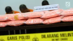 Tumpukan pil ekstasi diperlihatkan Dirtidpid Narkotika Bareskrim Polri saat rilis di Jakarta, Kamis (23/11). Dirtidpid Narkotika Bareskrim Polri menggagalkan penyelundupan 600 ribu butir ekstasi dari Belanda ke Jakarta. (Liputan6.com/Helmi Fithriansyah)