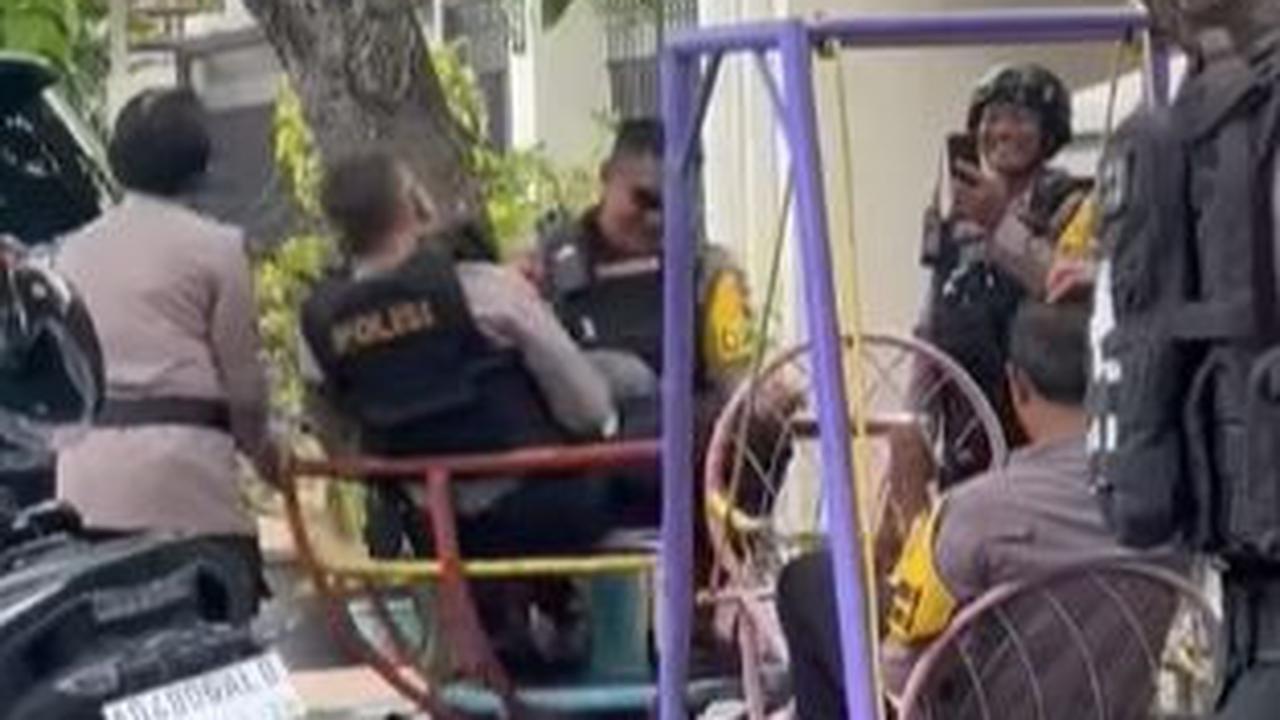 Asyik Dua Polisi Berseragam Lengkap Main Putaran Anak TK, Sang Polwan Megang Kendali