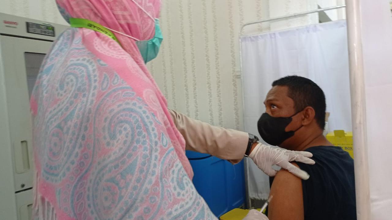 Pemkot Kendari menuntaskan vaksinasi meningitis bagi 294 orang calon jemaah haji yang akan berangkat Juni 2022.(Liputan6.com/Ahmad Akbar Fua)